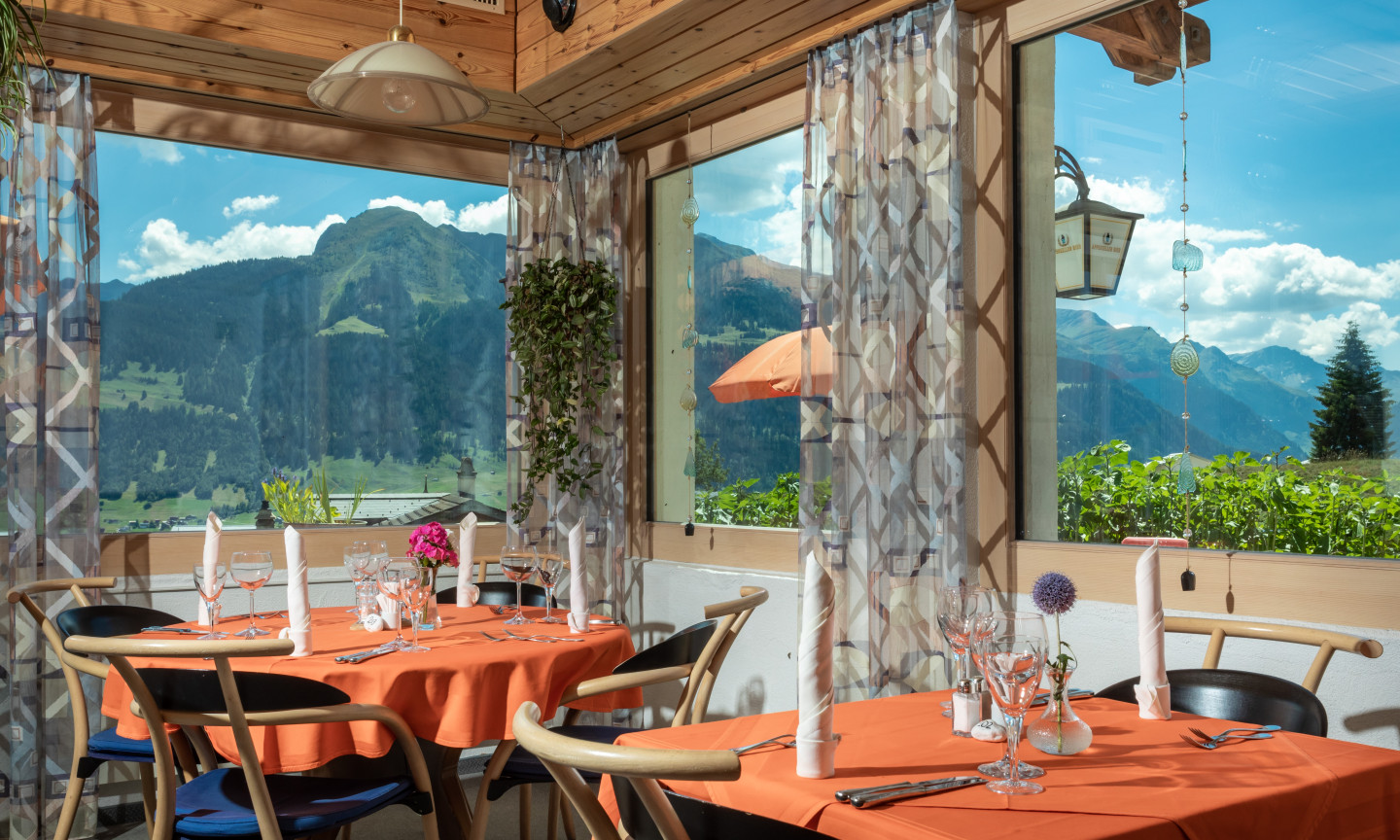 25 weit auseinanderliegende Sitzplätze laden zum gemütlichen Speisen ein.