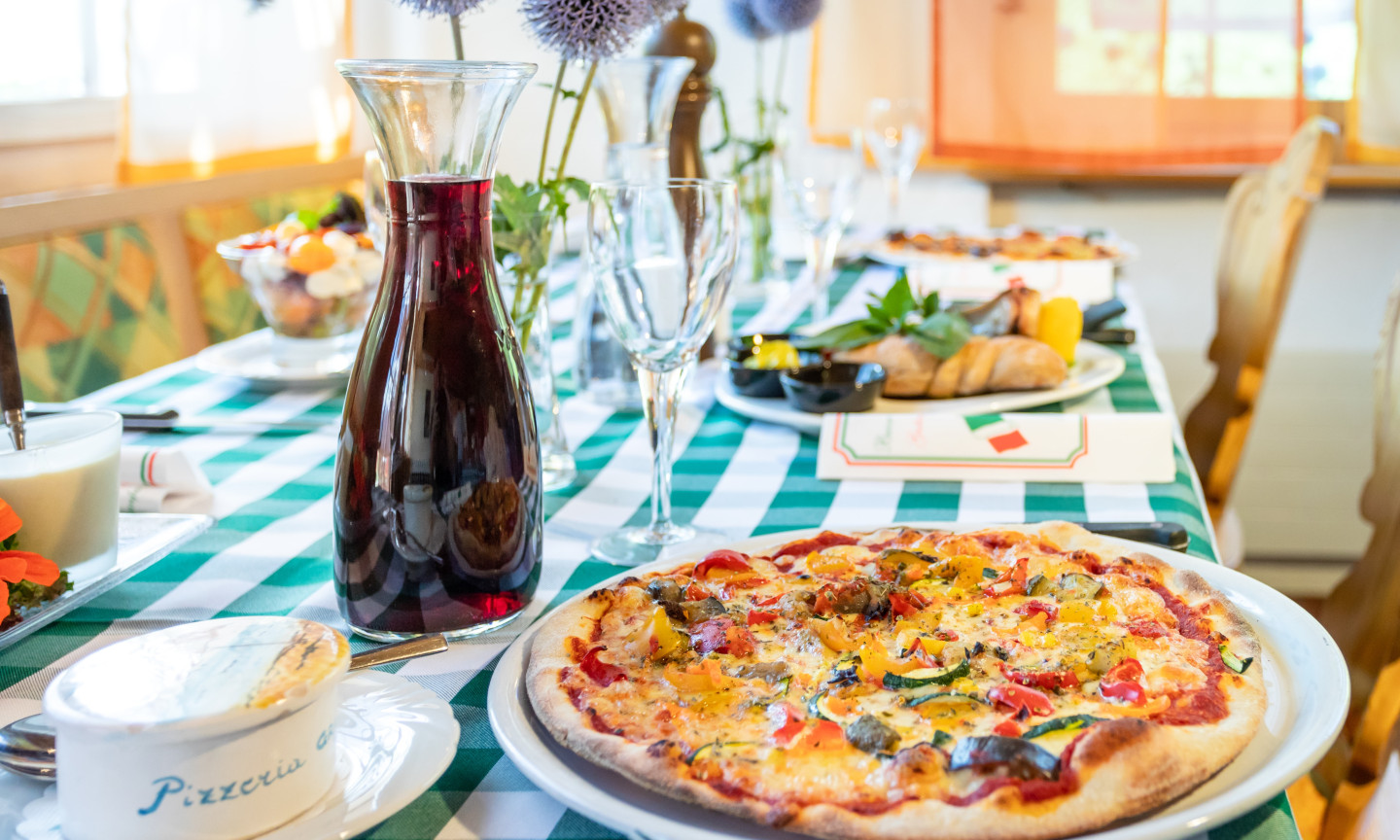 Eine grosse Auswahl an Pizzen und hausgemachte Lasagne oder sizilianische Reiskugeln stehen in der Pizzeria zur Verkostung bereit