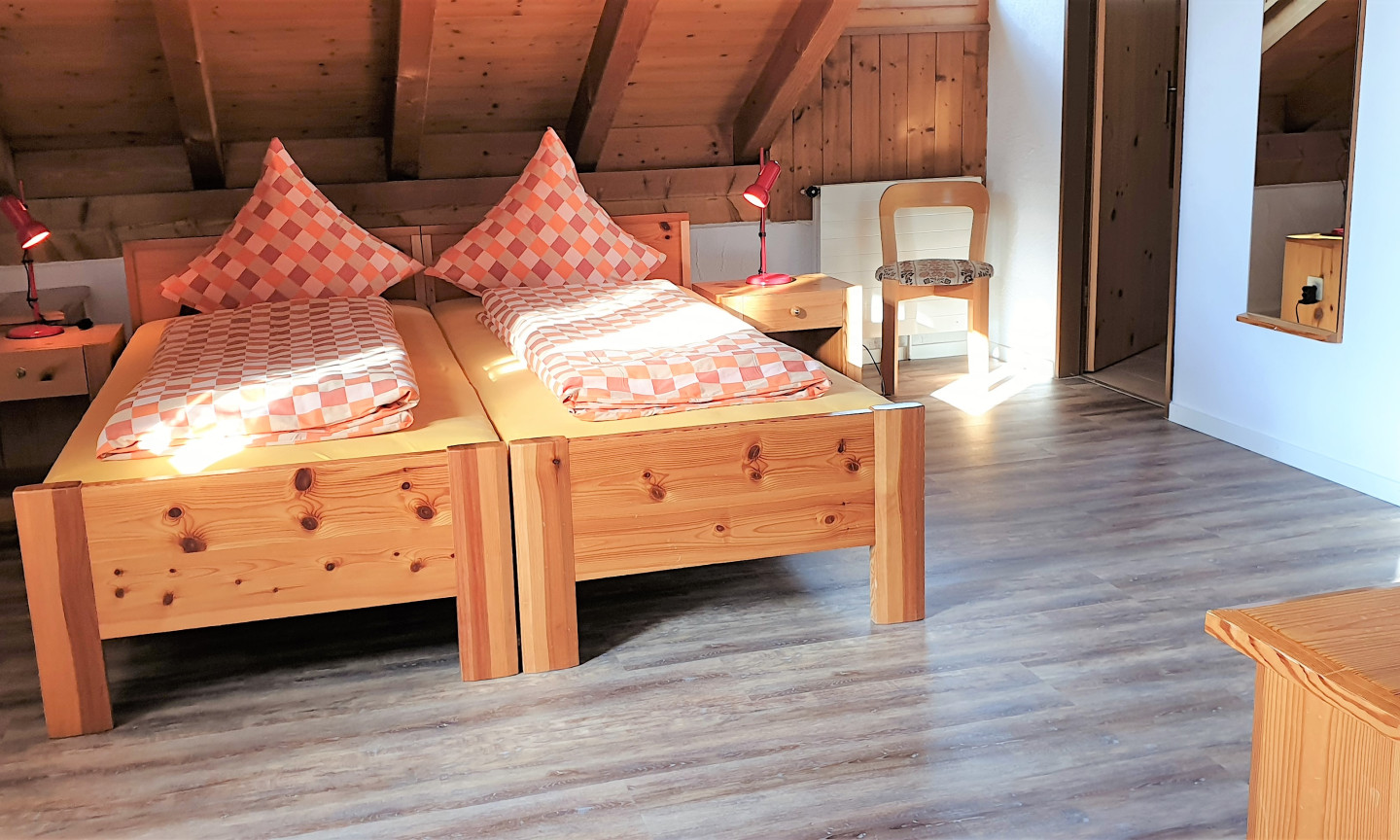 Zweibettzimmer, pflegeleicht und hell, eine Box kann jederzeit kostenlos hineingestellt werden.