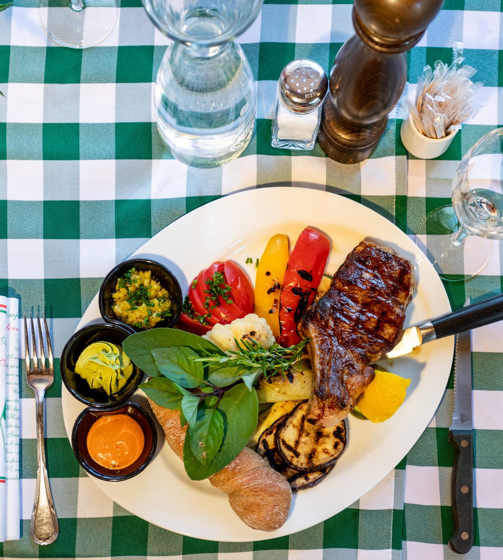 Grillteller mit Kalbssteak und Verdura grigliata Essen und Trinken